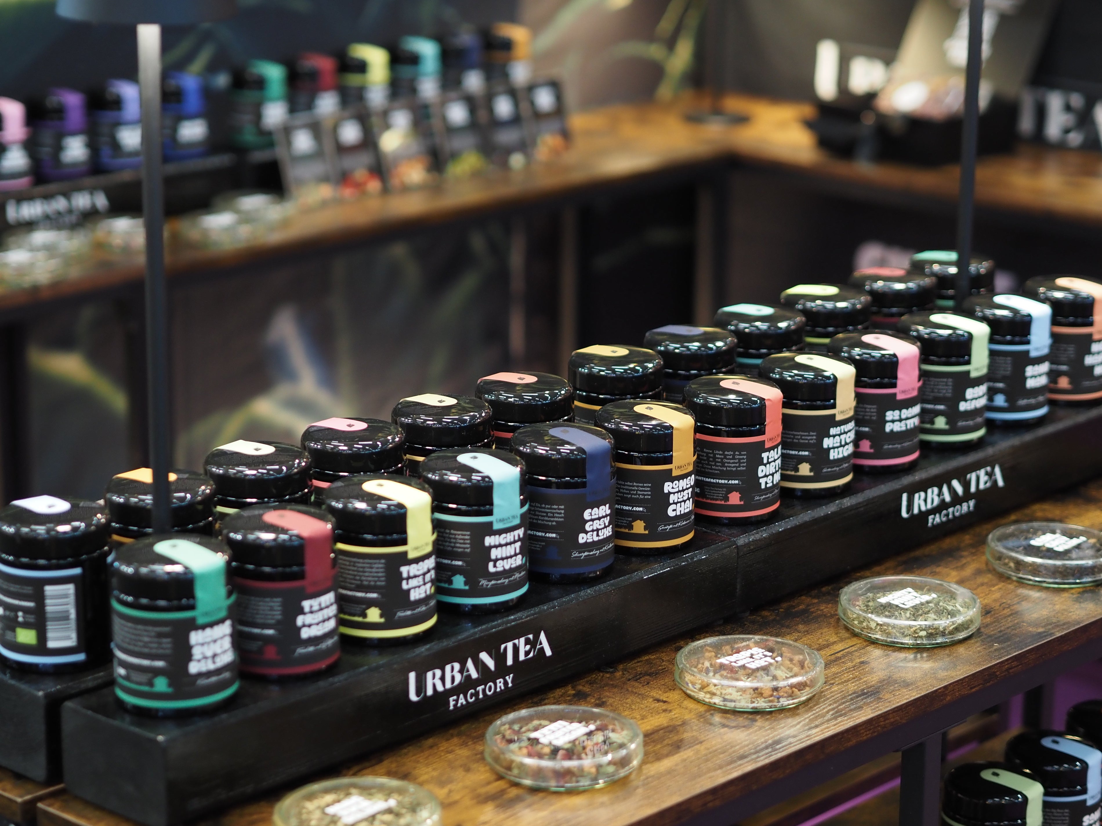 Herzliche Teegeschenke: Soulful Sips, Tee-Accessoires & Premium-Tee im Violettglas